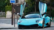 Синий Lamborghini Murcielago SV распахивает вам свои двери